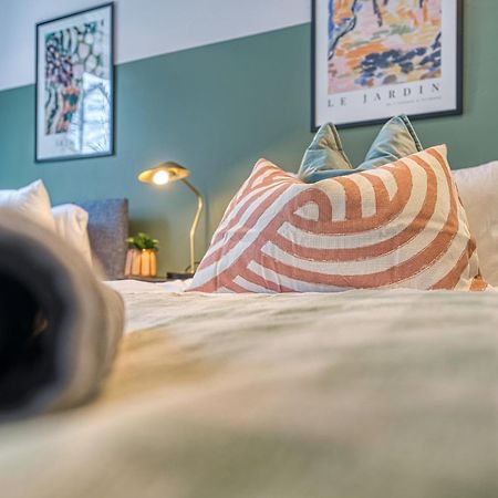 2 Bedroom Stylish Spacious Apt, Sleeps 6, Central Cheltenham, With Free Parking - By Blue Puffin Stays Exterior photo