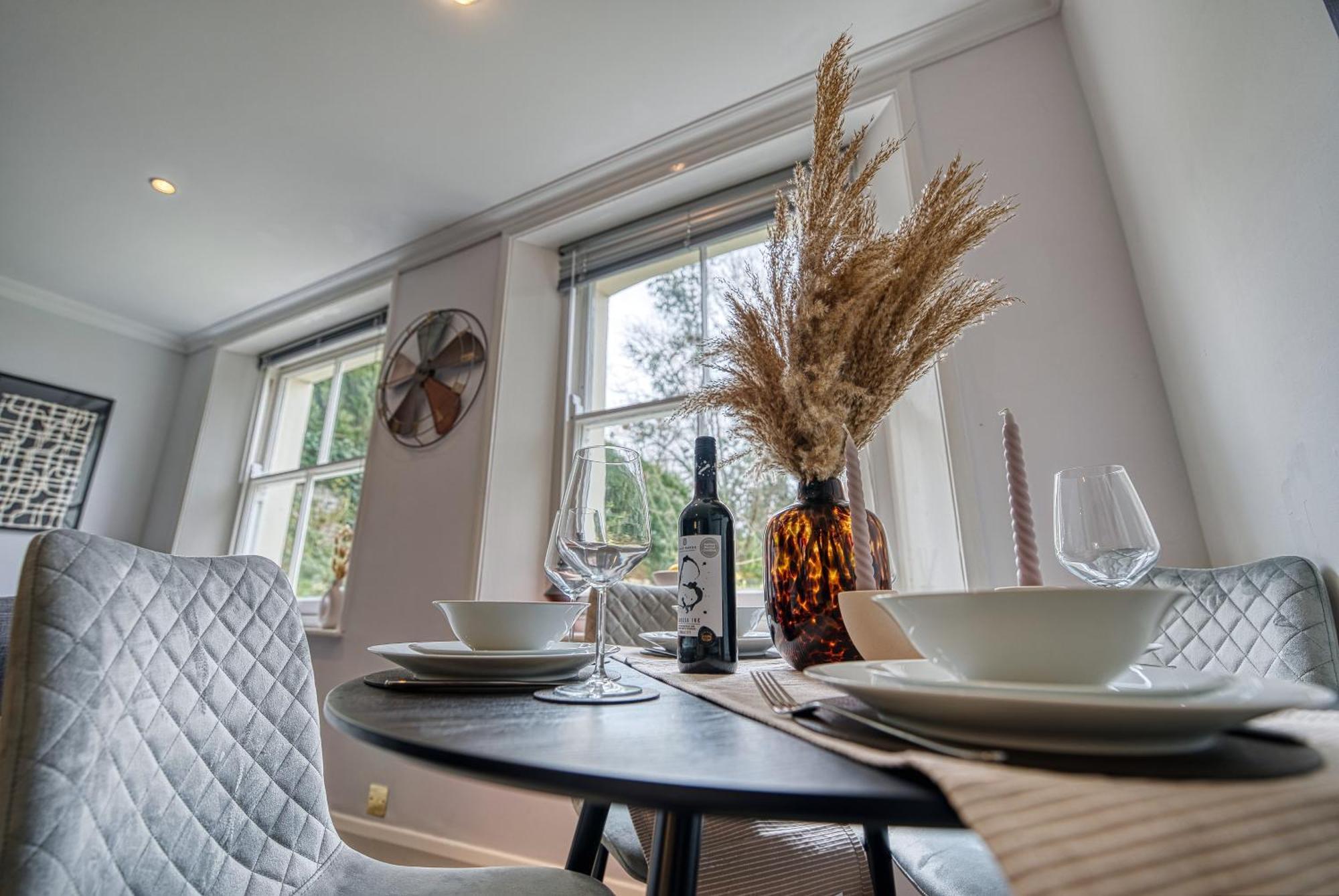 2 Bedroom Stylish Spacious Apt, Sleeps 6, Central Cheltenham, With Free Parking - By Blue Puffin Stays Exterior photo
