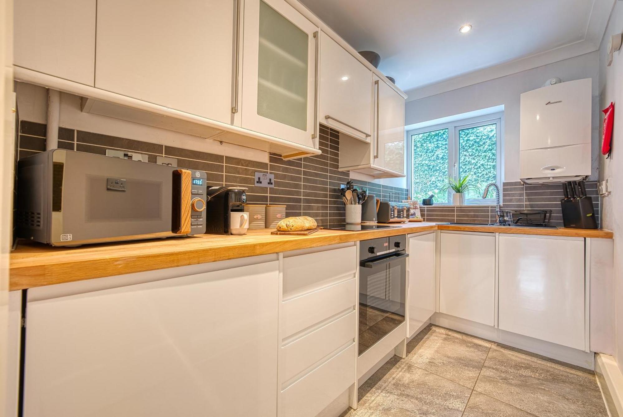 2 Bedroom Stylish Spacious Apt, Sleeps 6, Central Cheltenham, With Free Parking - By Blue Puffin Stays Exterior photo