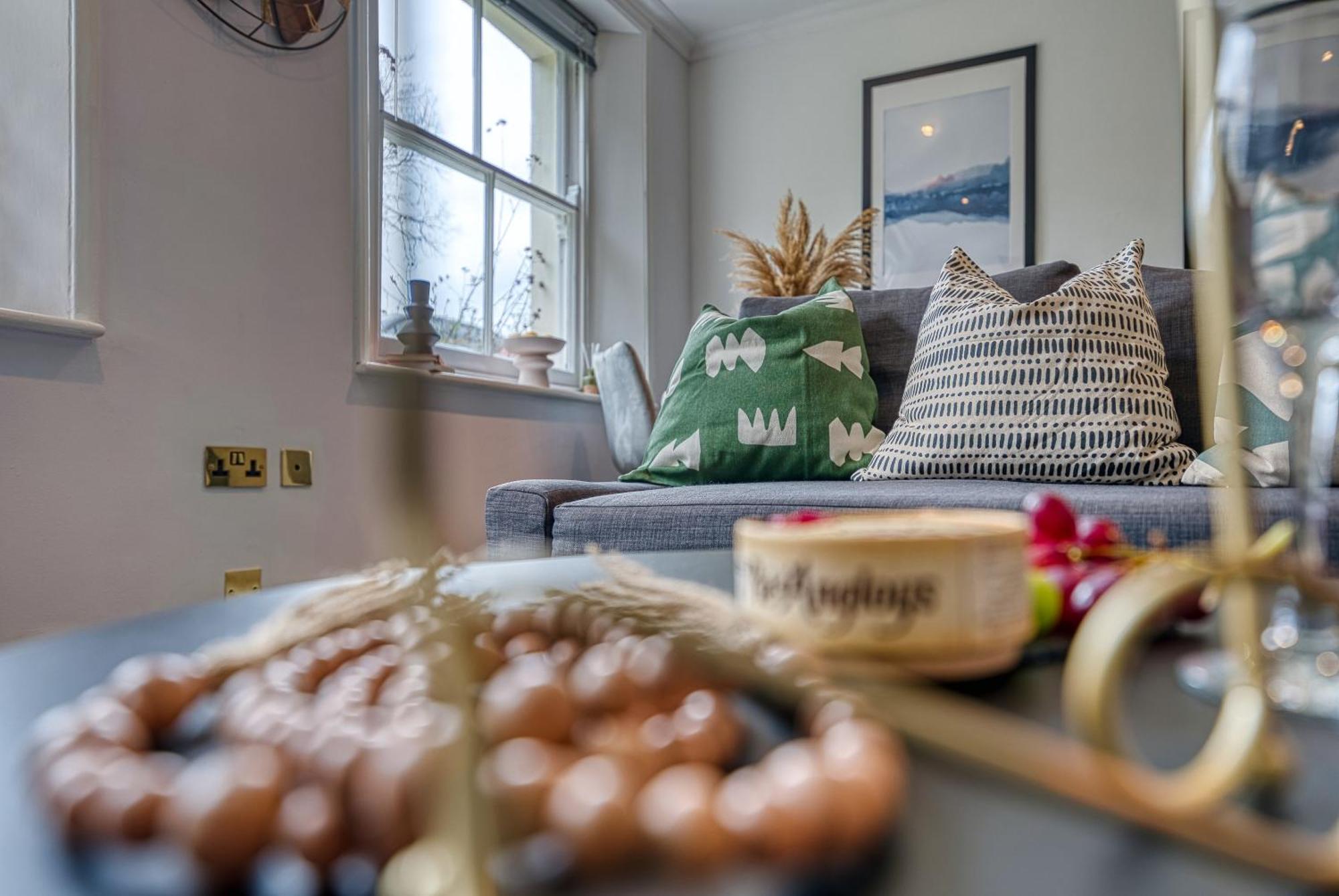 2 Bedroom Stylish Spacious Apt, Sleeps 6, Central Cheltenham, With Free Parking - By Blue Puffin Stays Exterior photo
