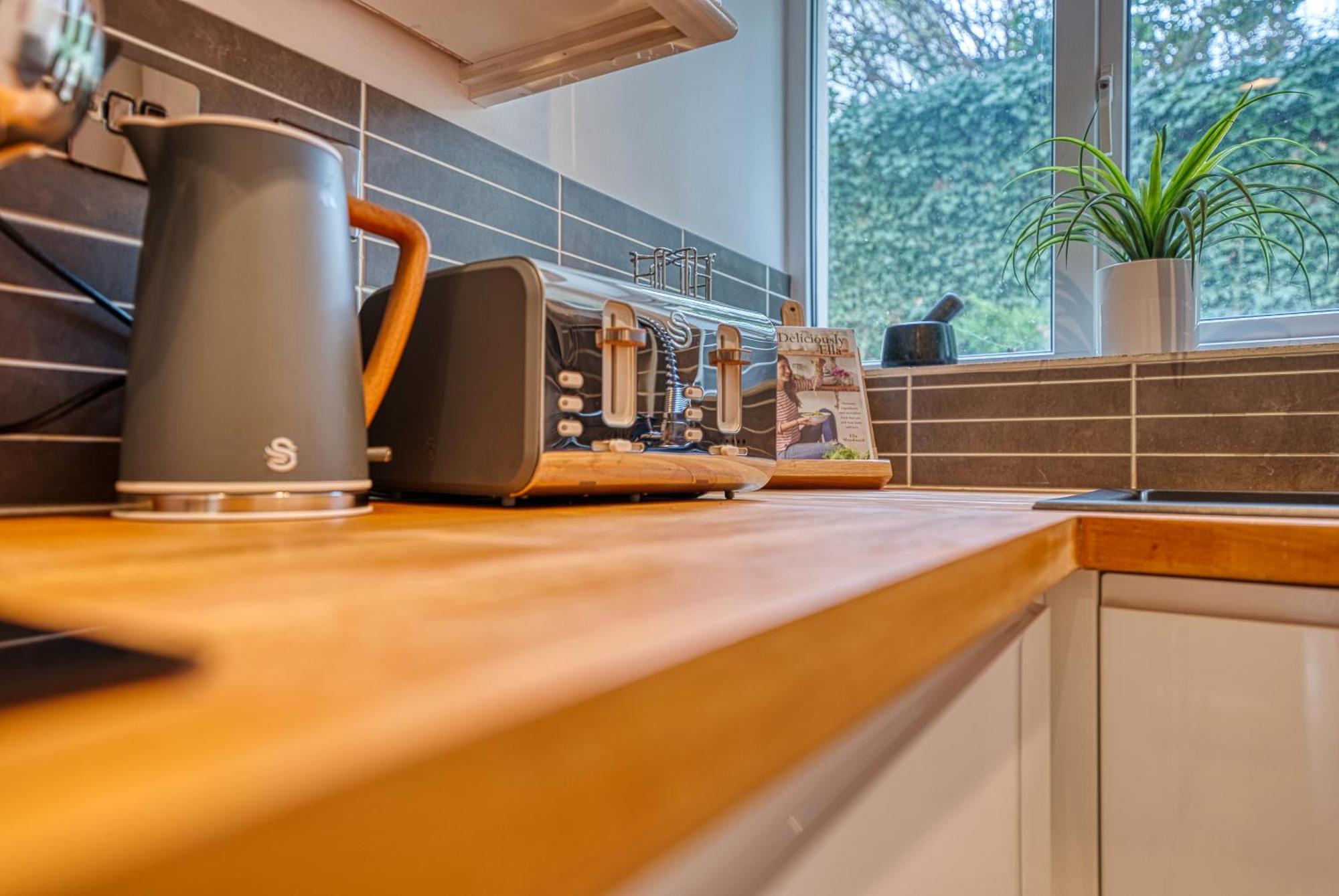 2 Bedroom Stylish Spacious Apt, Sleeps 6, Central Cheltenham, With Free Parking - By Blue Puffin Stays Exterior photo
