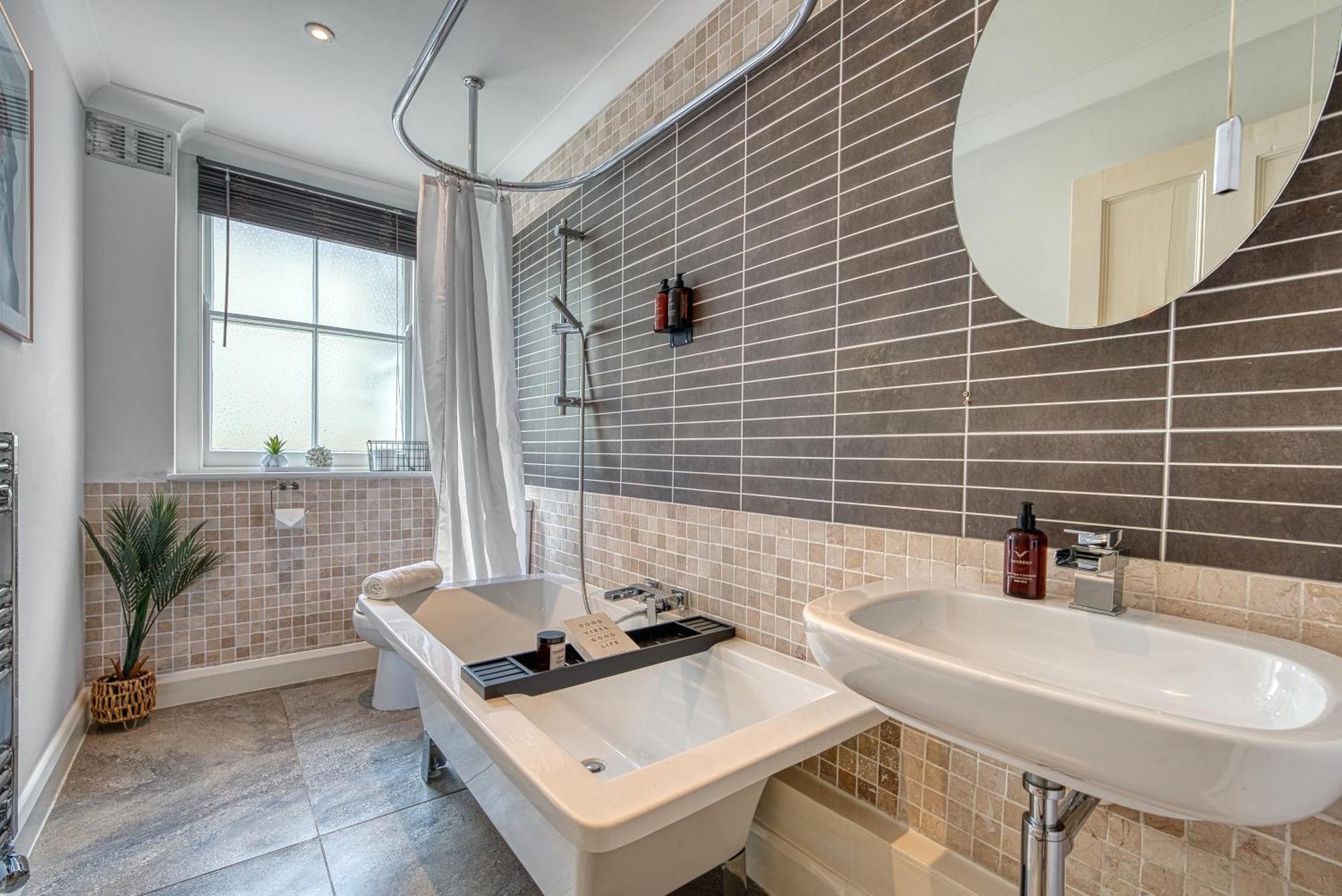 2 Bedroom Stylish Spacious Apt, Sleeps 6, Central Cheltenham, With Free Parking - By Blue Puffin Stays Exterior photo