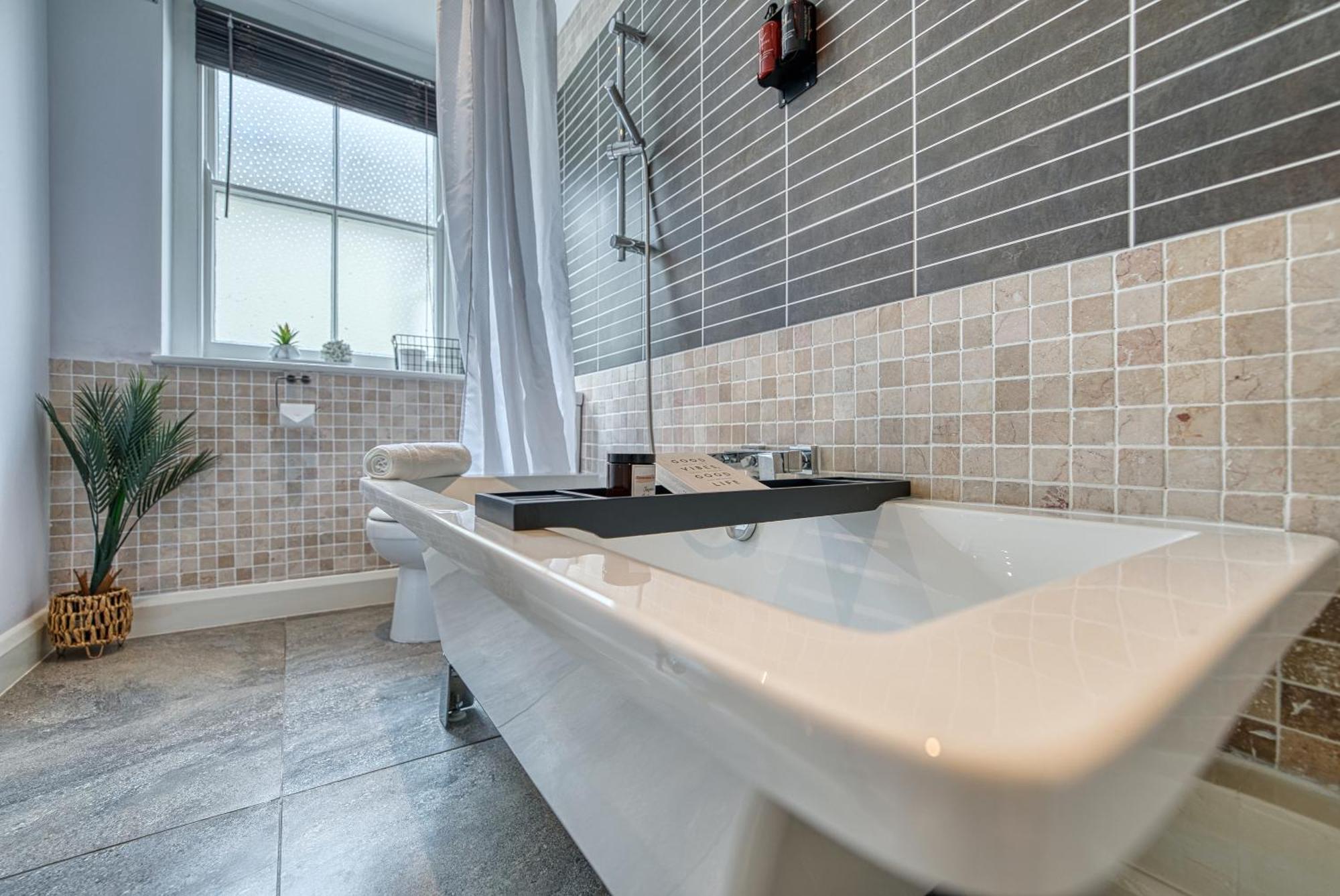 2 Bedroom Stylish Spacious Apt, Sleeps 6, Central Cheltenham, With Free Parking - By Blue Puffin Stays Exterior photo