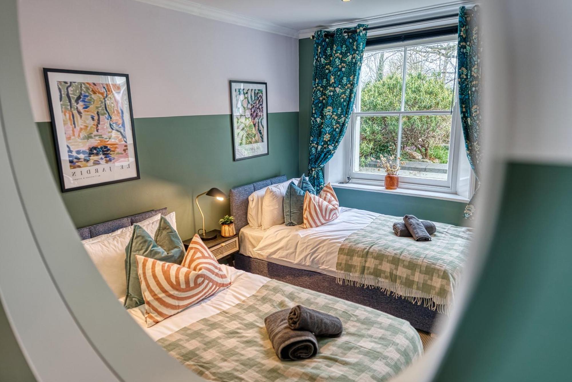 2 Bedroom Stylish Spacious Apt, Sleeps 6, Central Cheltenham, With Free Parking - By Blue Puffin Stays Exterior photo