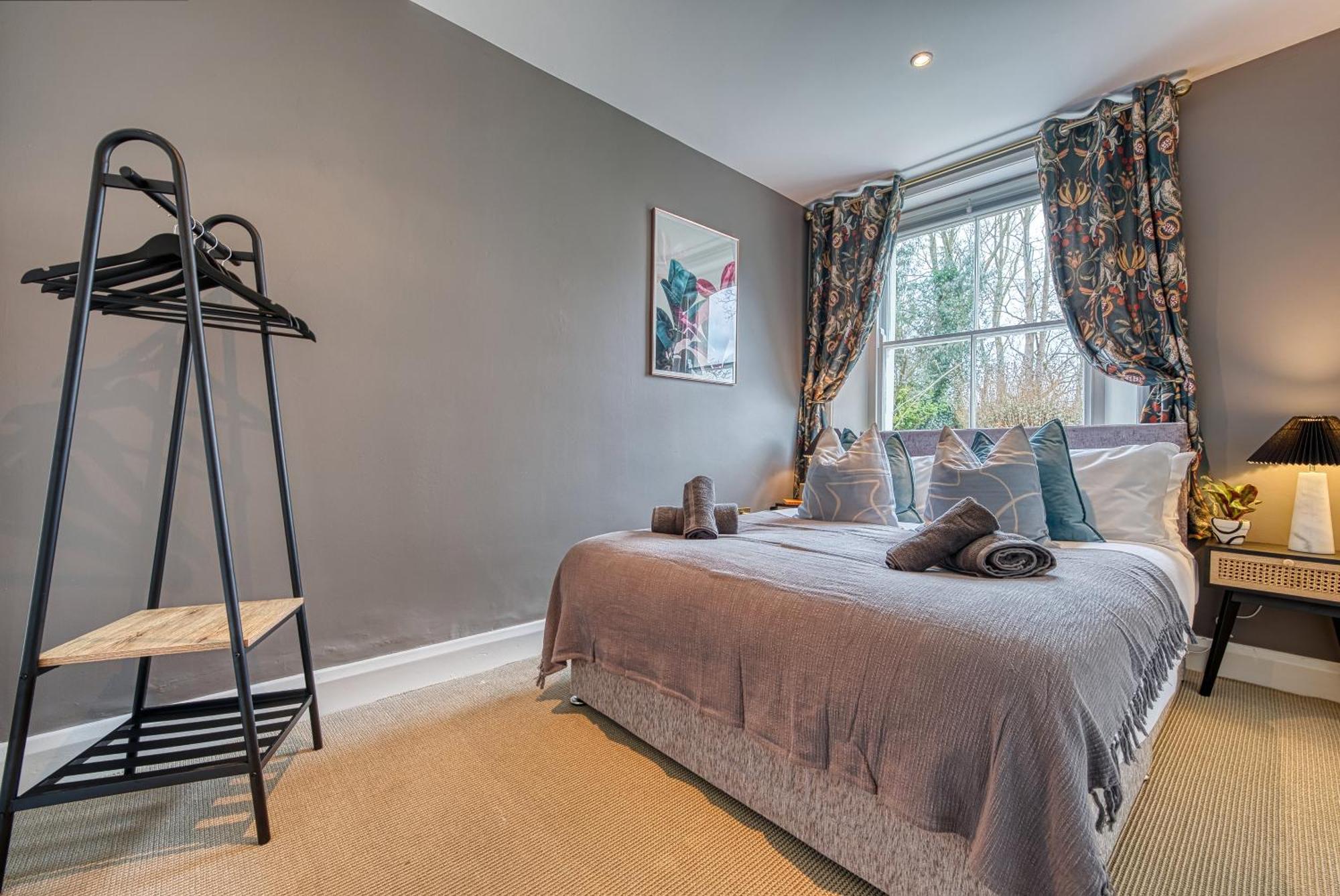 2 Bedroom Stylish Spacious Apt, Sleeps 6, Central Cheltenham, With Free Parking - By Blue Puffin Stays Exterior photo
