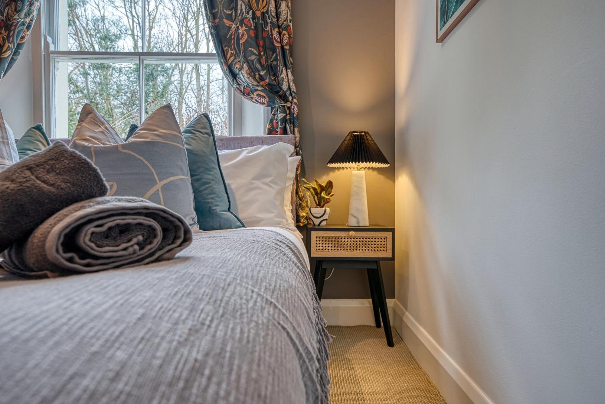 2 Bedroom Stylish Spacious Apt, Sleeps 6, Central Cheltenham, With Free Parking - By Blue Puffin Stays Exterior photo
