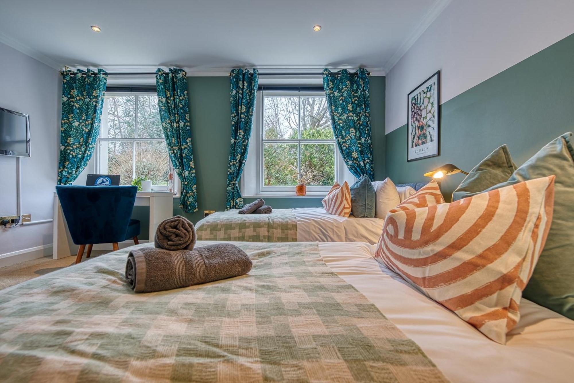 2 Bedroom Stylish Spacious Apt, Sleeps 6, Central Cheltenham, With Free Parking - By Blue Puffin Stays Exterior photo