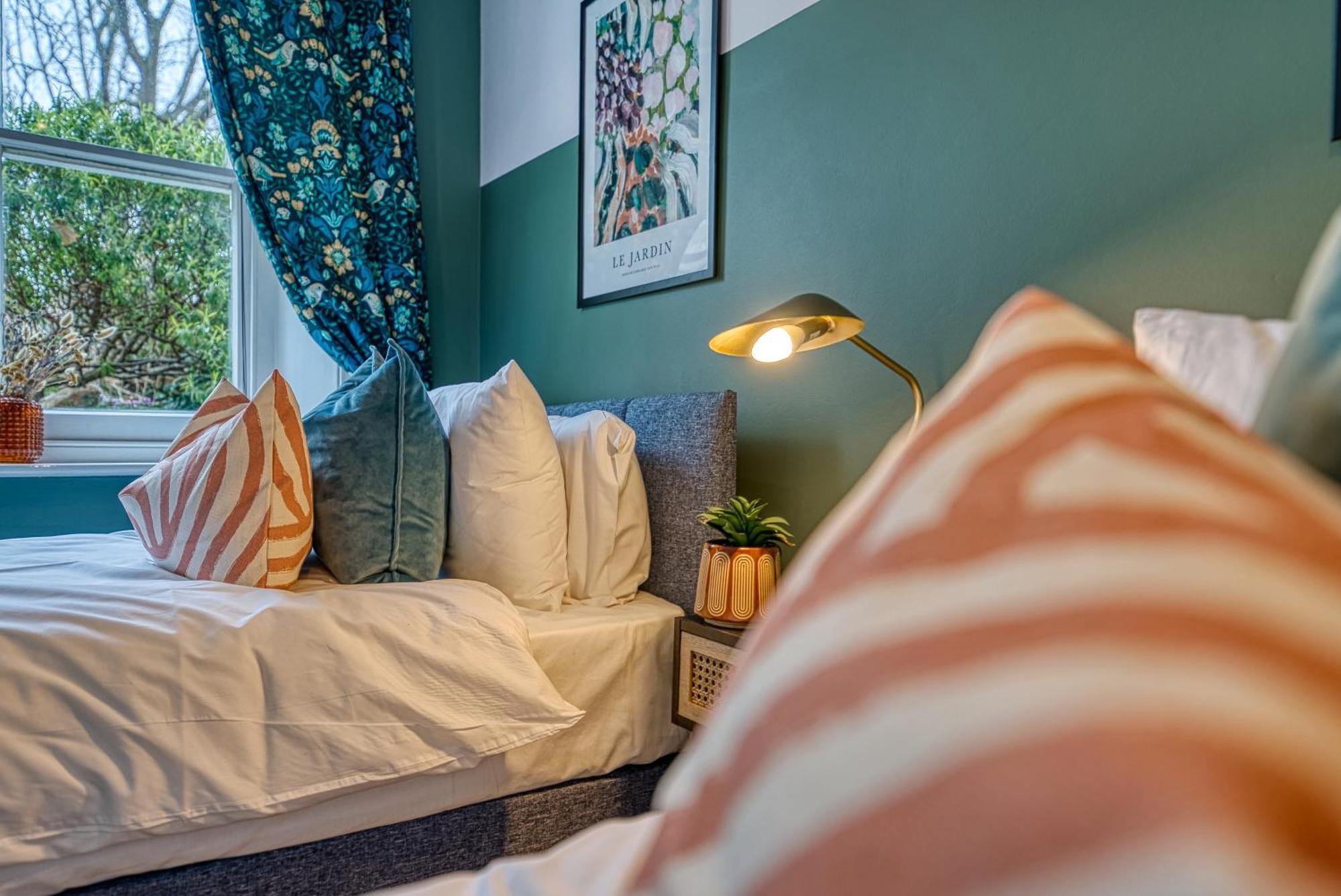 2 Bedroom Stylish Spacious Apt, Sleeps 6, Central Cheltenham, With Free Parking - By Blue Puffin Stays Exterior photo