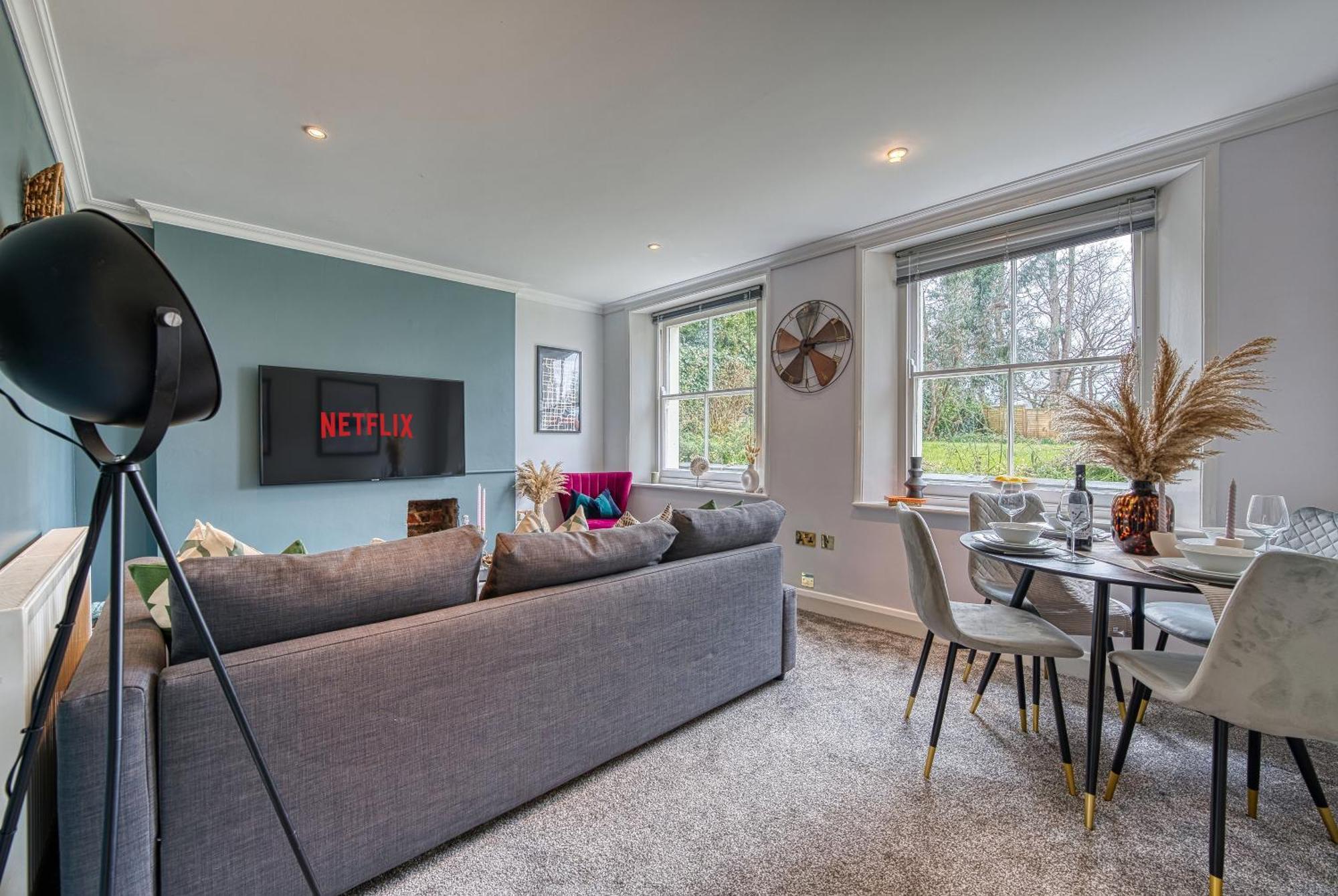 2 Bedroom Stylish Spacious Apt, Sleeps 6, Central Cheltenham, With Free Parking - By Blue Puffin Stays Exterior photo